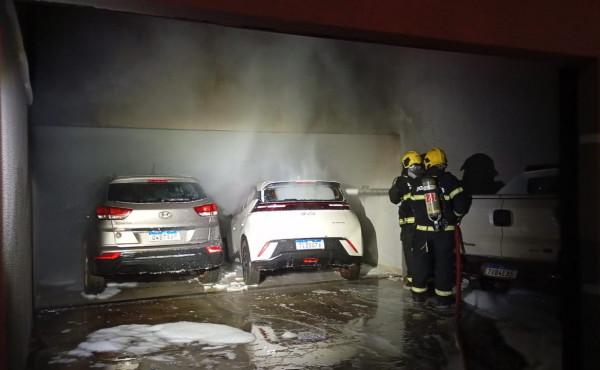 bombeiros-controlam-incendio-em-veiculo-eletrico-em-garagem-de-residencia-em-palmas-–-bombeiros-to