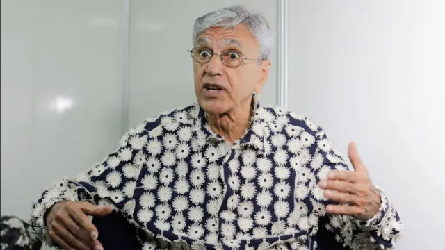 caetano-veloso-agradece-a-otto-alencar-por-corrigir-fala-sobre-ter-pegado-em-armas