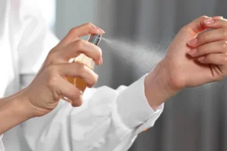 perfume-perfeito:-quanto-usar-e-onde-aplicar-para-durar-mais