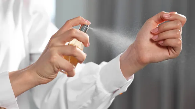 perfume-perfeito:-quanto-usar-e-onde-aplicar-para-durar-mais