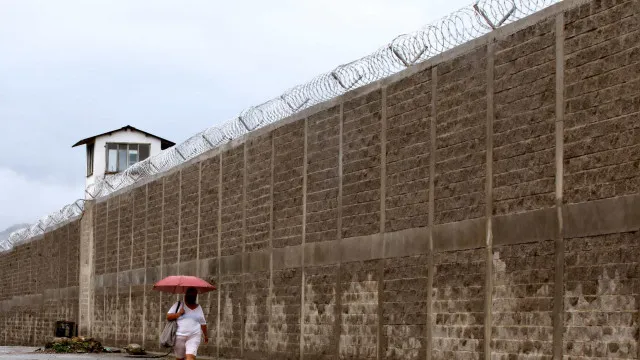 cinco-presos-fogem-da-penitenciaria-estadual-de-alcacuz,-no-rn,-durante-fortes-chuvas