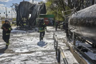 pelo-menos-tres-mortos-em-ataques-russos-e-kiev-bombardeia-petroleiros