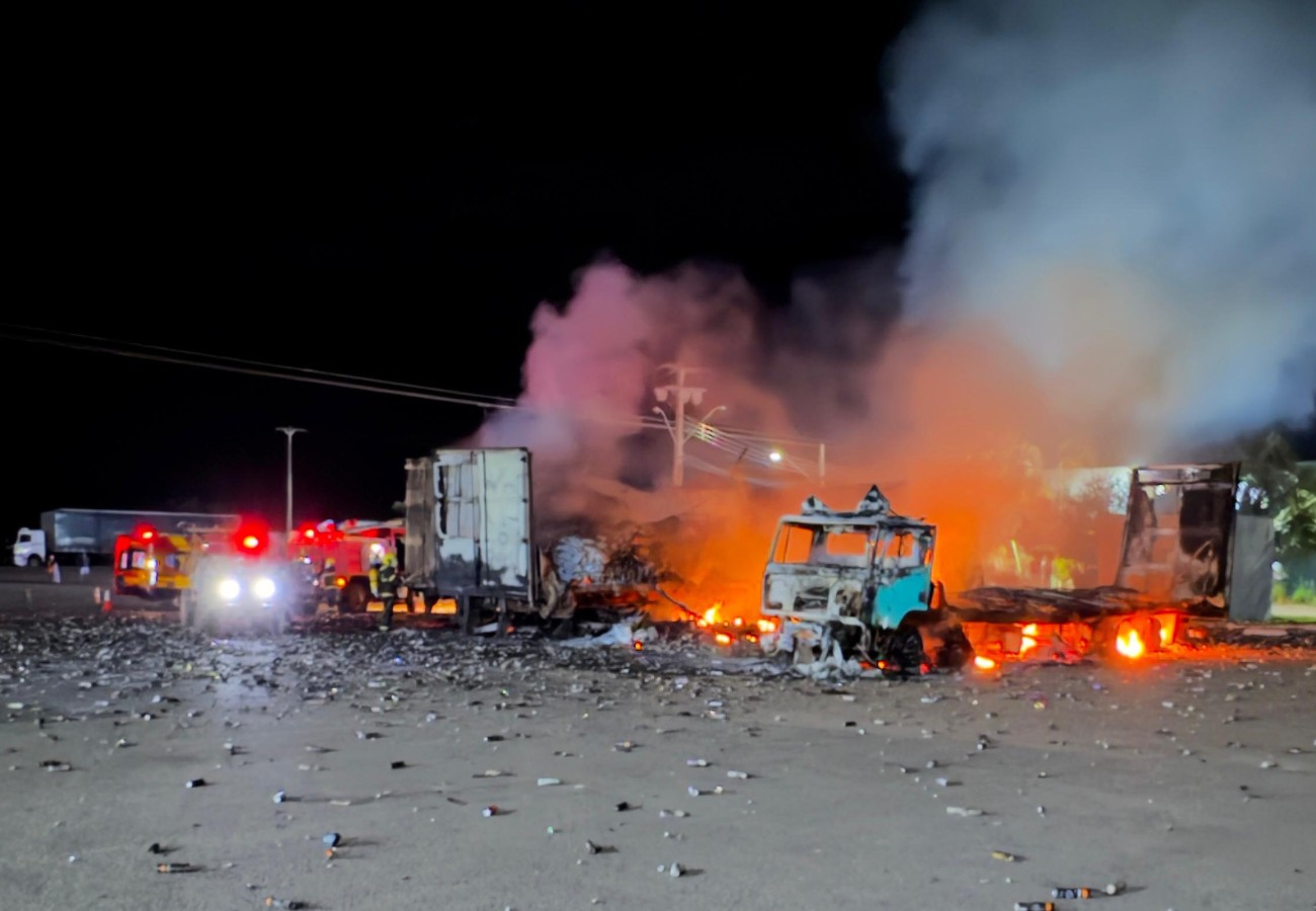 carretas-ficam-destruidas-apos-incendio-em-posto-de-combustivel-no-to;