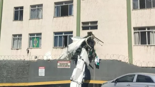 aviao-cai,-se-choca-em-predio-e-deixa-pelo-menos-dois-mortos-em-bh;-video