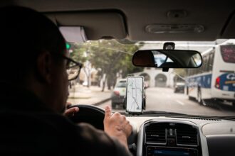 fim-da-escala-6×1:-ala-da-camara-quer-incluir-regras-trabalhistas-em-pec-e-afastar-vinculo-de-motoristas-de-app
