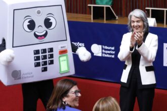 urna-eletronica-“acabou-com-a-fraude-eleitoral”,-diz-carmen-lucia