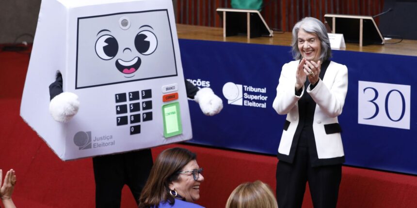 urna-eletronica-“acabou-com-a-fraude-eleitoral”,-diz-carmen-lucia