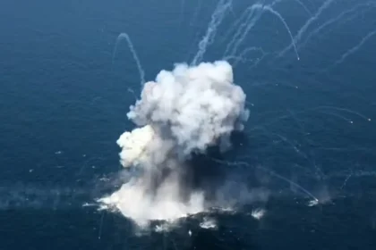 ira-atinge-navio-de-guerra-dos-eua-com-misseis-no-estreito-de-ormuz