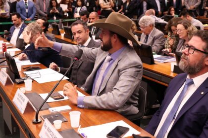 deputados-que-ocuparam-mesa-da-camara-tem-mandato-suspenso-por-60-dias