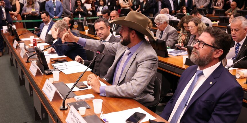 deputados-que-ocuparam-mesa-da-camara-tem-mandato-suspenso-por-60-dias