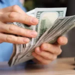 dolar-fecha-em-alta-com-leilao-do-bc,-e-bolsa-avanca-com-negociacoes-no-oriente-medio