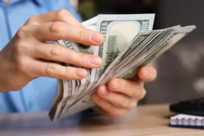 dolar-fecha-em-alta-com-leilao-do-bc,-e-bolsa-avanca-com-negociacoes-no-oriente-medio