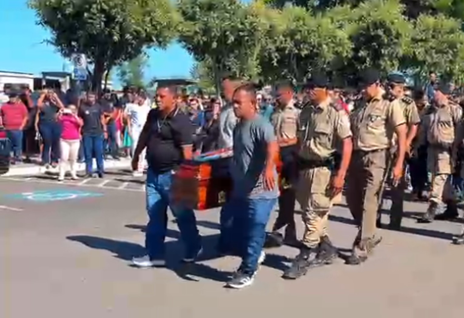 militares-prestam-homenagem-a-policial-que-morreu-apos-sofrer-queimaduras-ao-fritar-peixe;