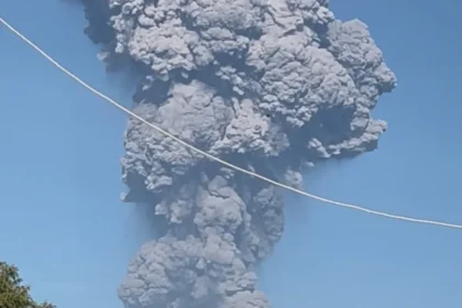 tres-mortos-e-10-desaparecidos-apos-erupcao-de-vulcao-na-indonesia