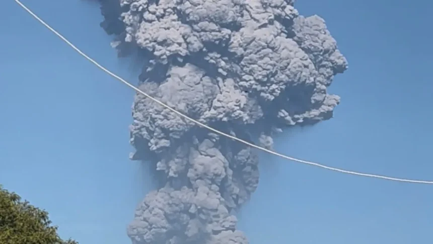 tres-mortos-e-10-desaparecidos-apos-erupcao-de-vulcao-na-indonesia