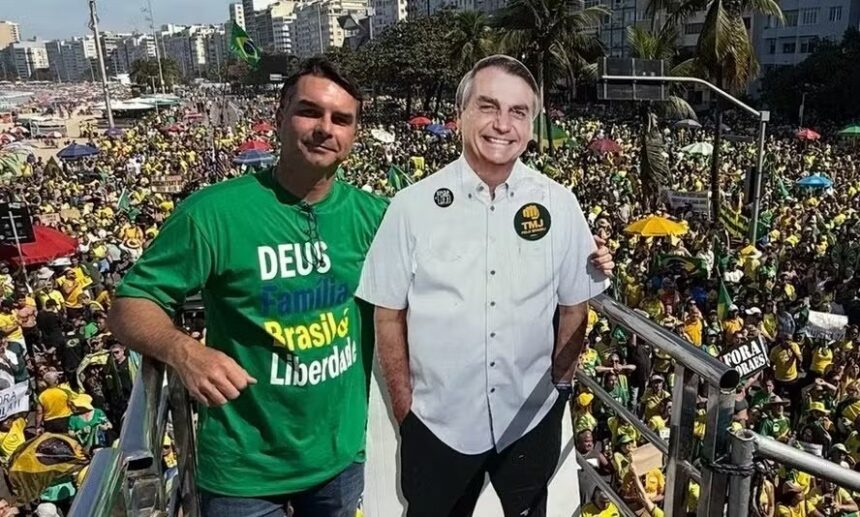 flavio-bolsonaro-diz-que-tem-preferencia-por-vice-mulher-e-que,-se-eleito,-dara-cargo-ao-pai