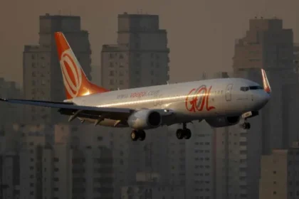 aviao-cargueiro-da-gol-sai-da-pista-apos-pouso-em-salvador