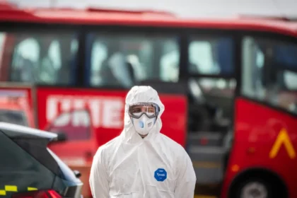 hantavirus:-as-imagens-da-operacao-“inedita”-no-cruzeiro-em-tenerife