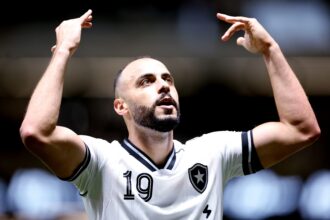 arthur-cabral-marca-no-fim-e-da-empate-ao-botafogo-contra-o-atletico-mg
