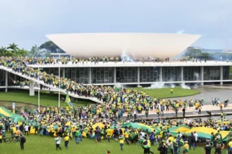 oposicao-comeca-a-coletar-assinaturas-de-pec-para-anistiar-presos-do-8-de-janeiro