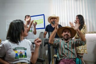 centro-dia-recebe-flaguim-moral-com-show-de-forro-para-assistidos