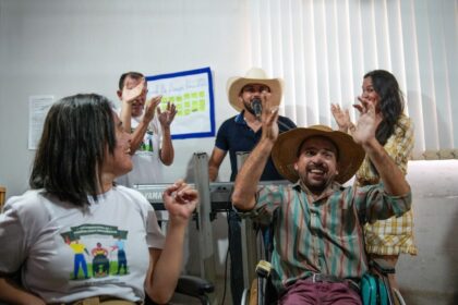 centro-dia-recebe-flaguim-moral-com-show-de-forro-para-assistidos