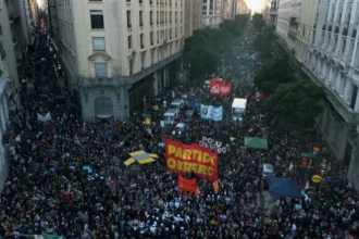 marcha-universitaria-protesta-contra-cortes-de-milei