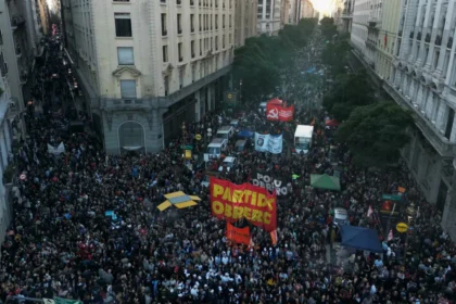 marcha-universitaria-protesta-contra-cortes-de-milei