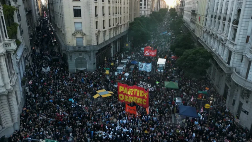 marcha-universitaria-protesta-contra-cortes-de-milei