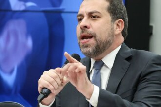 na-camara,-boulos-defende-fim-da-escala-6×1-de-forma-imediata