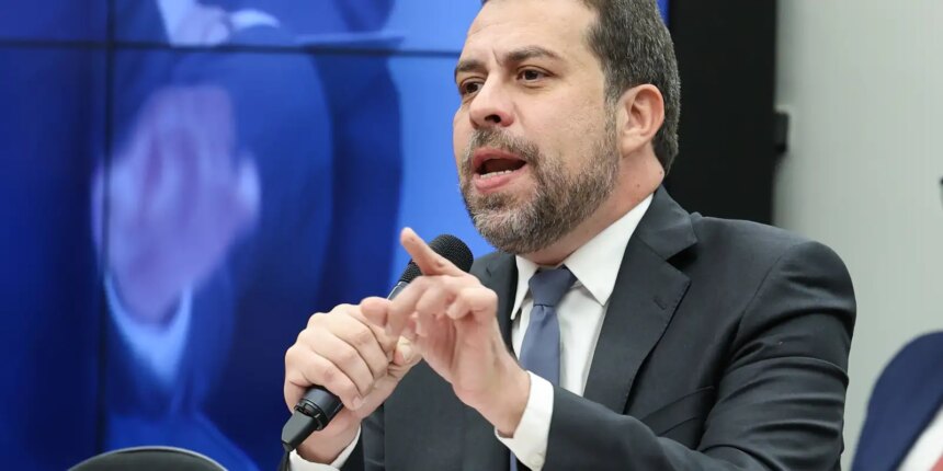 na-camara,-boulos-defende-fim-da-escala-6×1-de-forma-imediata