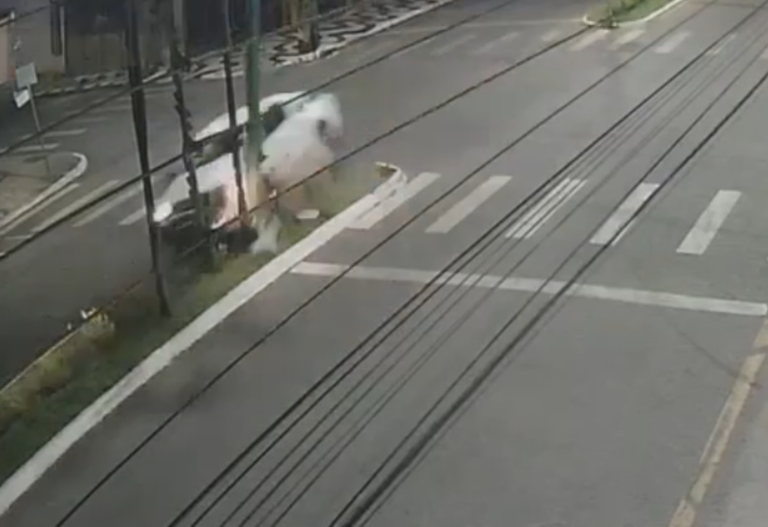 caminhonete-em-alta-velocidade-invade-canteiro,-arranca-arvores-e-poste-de-energia;