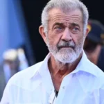 mel-gibson-e-flagrado-aos-beijos-com-atriz-26-anos-mais-nova-em-roma