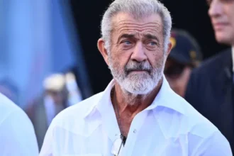 mel-gibson-e-flagrado-aos-beijos-com-atriz-26-anos-mais-nova-em-roma