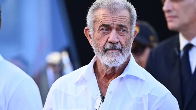 mel-gibson-e-flagrado-aos-beijos-com-atriz-26-anos-mais-nova-em-roma