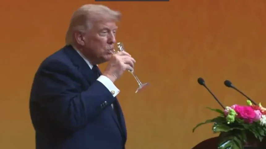 viralizou:-trump-faz-careta-ao-beber-champanhe-oferecido-por-xi-jinping
