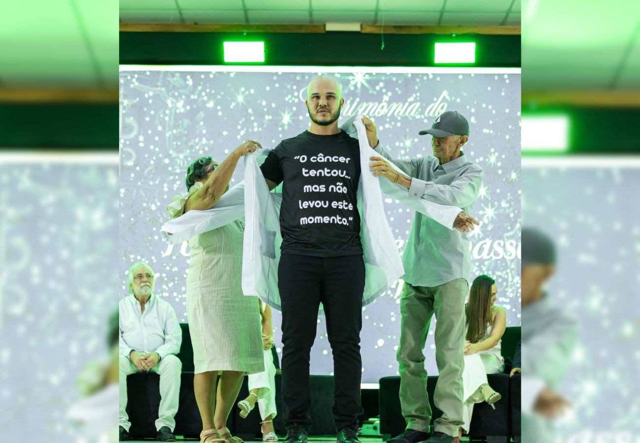 estudante-de-medicina-celebra-cerimonia-do-jaleco-com-pai-e-mae-que-sobreviveram-ao-cancer:-‘lutamos-juntos’