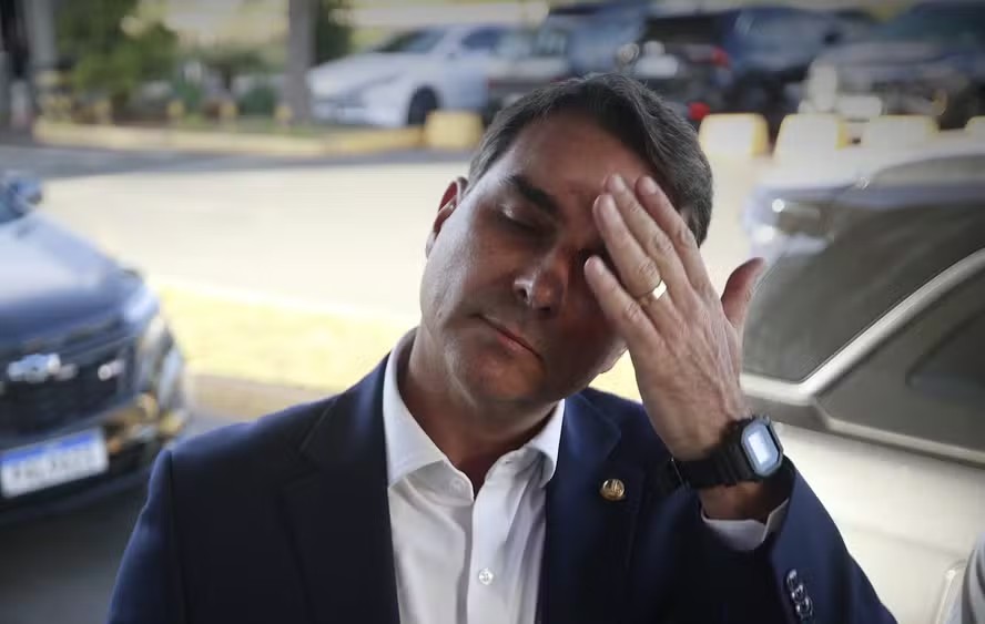 flavio-da-nova-versao-sobre-contatos-com-vorcaro-e-agora-admite-que-pode-haver-video-enviado-ao-banqueiro