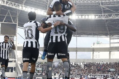 botafogo-vence-corinthians-pelo-brasileirao-com-tres-de-arthur-cabral