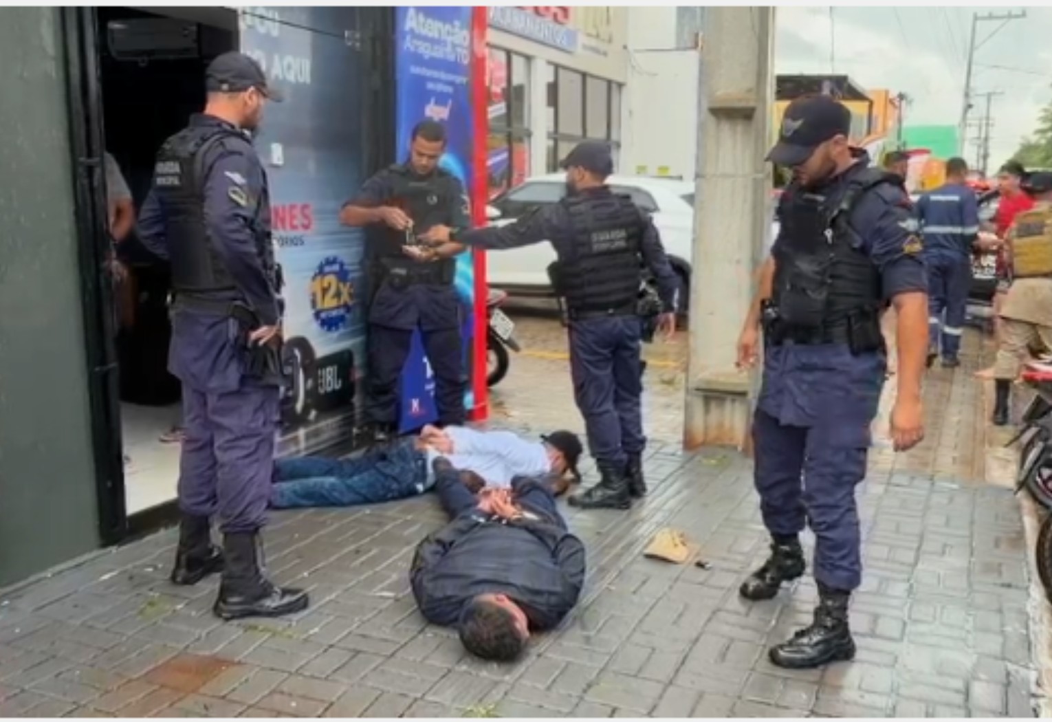 assalto-com-live-foi-interrompido-apos-cliente-sair-para-acalmar-filho-e-ver-criminosos-entrando-na-loja