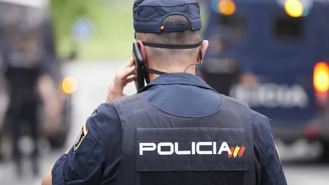 homem-mata-ex-mulher-na-rua-na-espanha;-testemunhas-acorrentam-suspeito