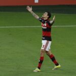 com-gol-de-pedro,-flamengo-faz-dever-de-casa-contra-o-estudiantes-e-garante-classificacao-antecipada-na-libertadores