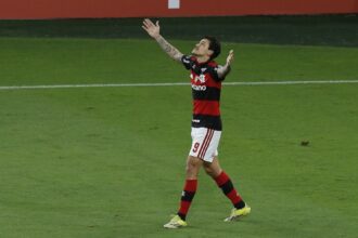 com-gol-de-pedro,-flamengo-faz-dever-de-casa-contra-o-estudiantes-e-garante-classificacao-antecipada-na-libertadores