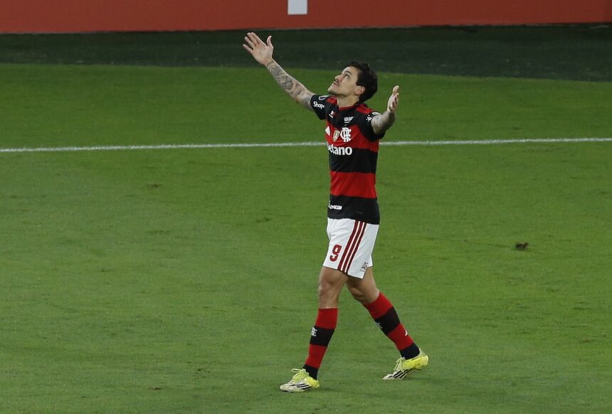 com-gol-de-pedro,-flamengo-faz-dever-de-casa-contra-o-estudiantes-e-garante-classificacao-antecipada-na-libertadores