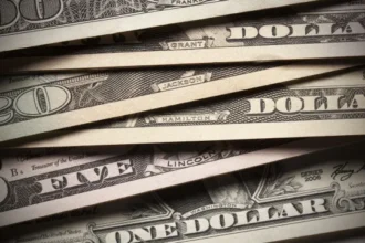 dolar-fecha-estavel-em-meio-a-incertezas-nas-negociacoes-no-oriente-medio;-bolsa-sobe