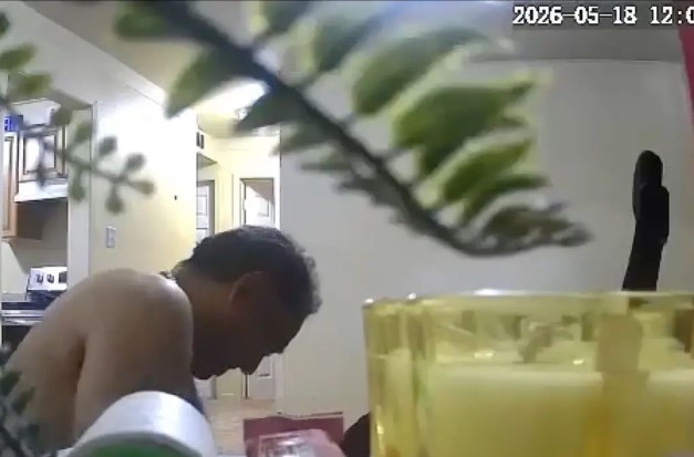 senhorio-e-filmado-fazendo-sexo-com-mulher-no-sofa-da-casa-de-inquilino