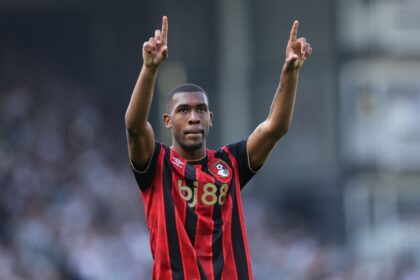 reviravolta:-convocado-por-ancelotti,-rayan-distribuia-santinho-de-politico-na-rua-por-r$-400-no-ano-da-ultima-copa;-veja-video