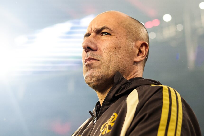leonardo-jardim-discorda-de-expulsao-de-carrascal-e-diz-que-e-‘muito-facil-dar-cartoes-vermelhos-ao-flamengo’