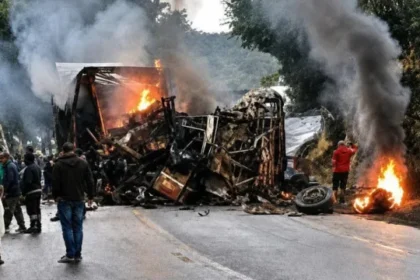 acidente-entre-onibus-e-caminhao-deixa-ao-menos-oito-mortos-em-mg