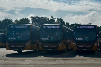 prefeitura-entrega-100-novos-onibus-na-zona-oeste-do-rio-e-promete-ampliar-renovacao-da-frota-ate-2027